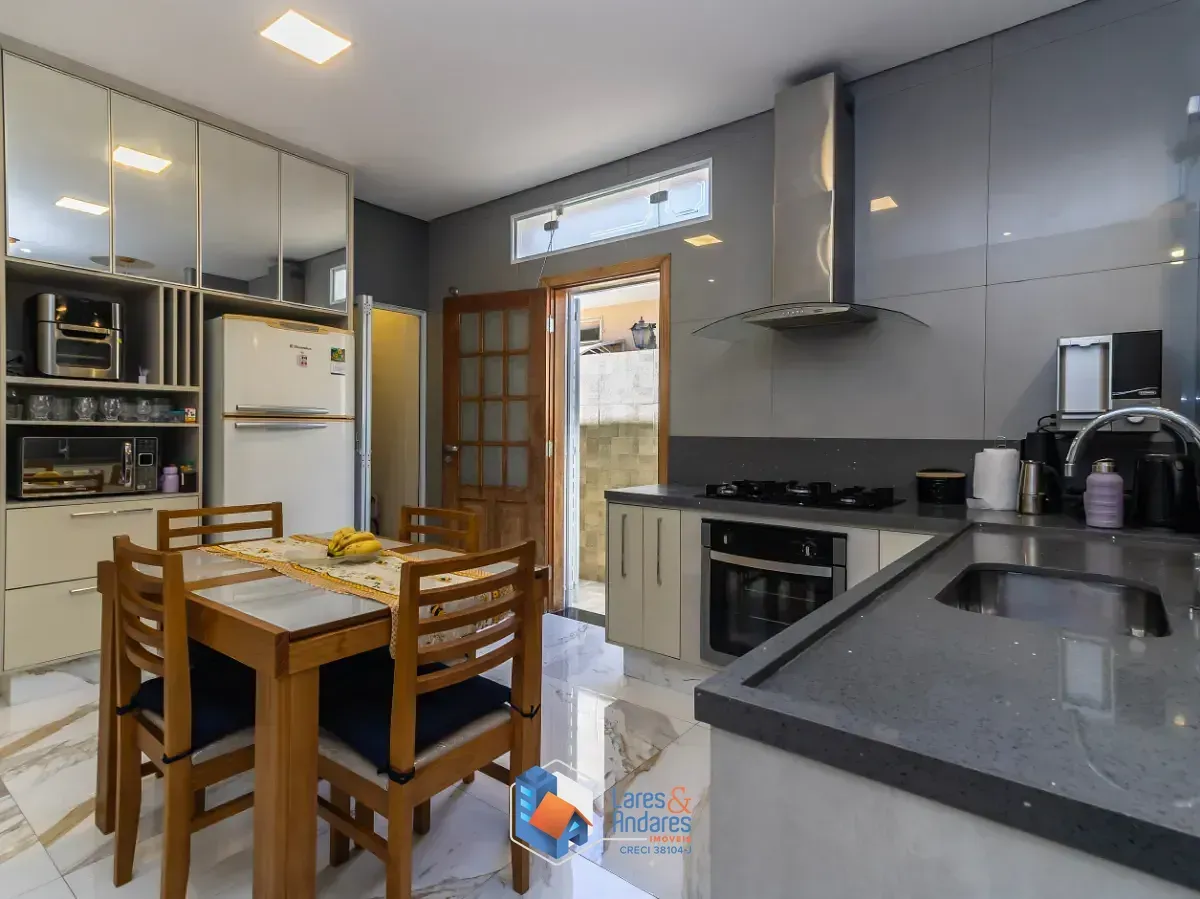 Imagem Casa para venda em Jardim Peri com 3 quartos, sendo 1 suíte, 216m²