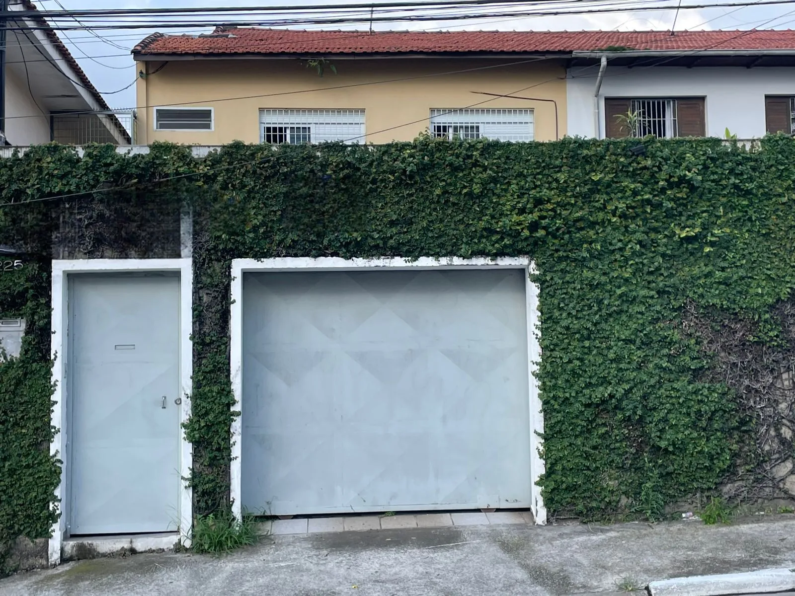 Imagem VENDO LINDO SOBRADO NO BAIRRO CAMPO GRANDE COM SEIS VAGAS DE GARAGEM!