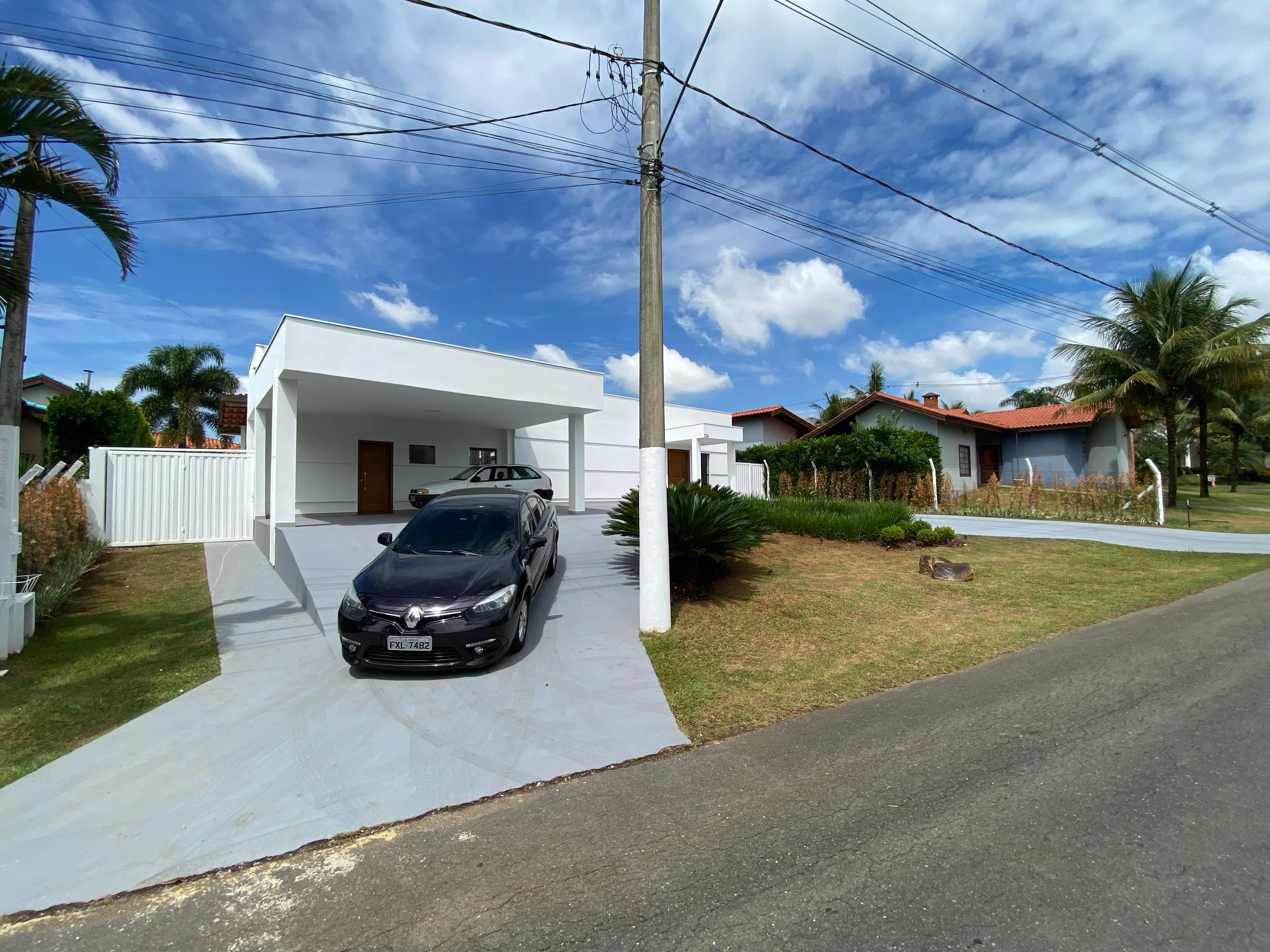 Imagem Casa no Condomínio Portal do Sabiá - 380m² de Área Construída, 3 Suítes e Piscina