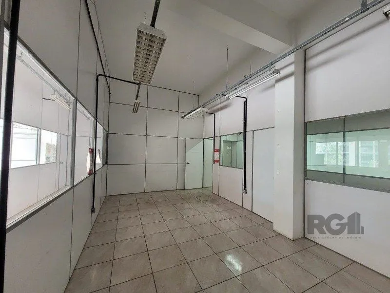 Imagem MÁFFER IMÓVEIS ALUGA - PRÉDIO COMERCIAL DE GRANDE PORTE Av. Missões, 06 - Bairro Navegantes | Porto Alegre