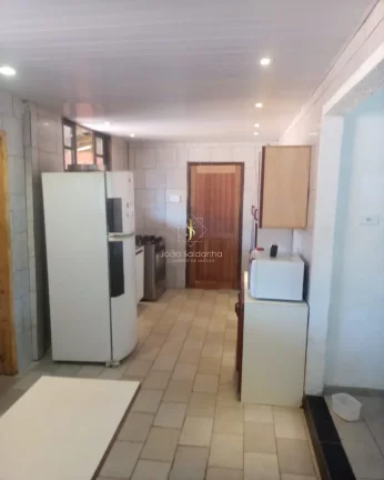 Imagem Casa em Guaratuba com piscina em rua pavimentada, sozinha no terreno e poucos metros do mar.