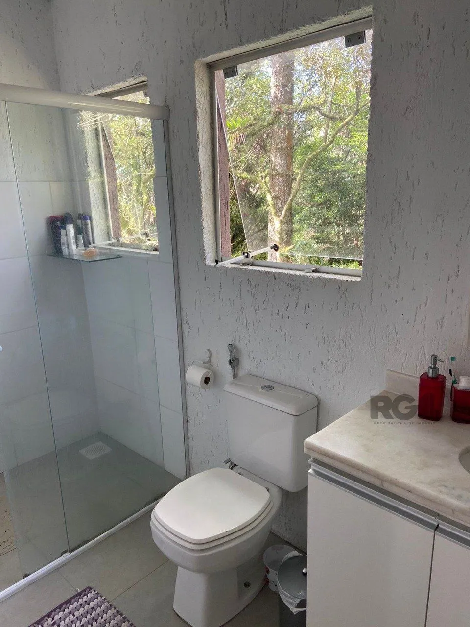 Imagem Casa com 2 suítes, lareira, deck, vaga de garagem - 140m² no bairro Laje de Pedra, Canela/RS