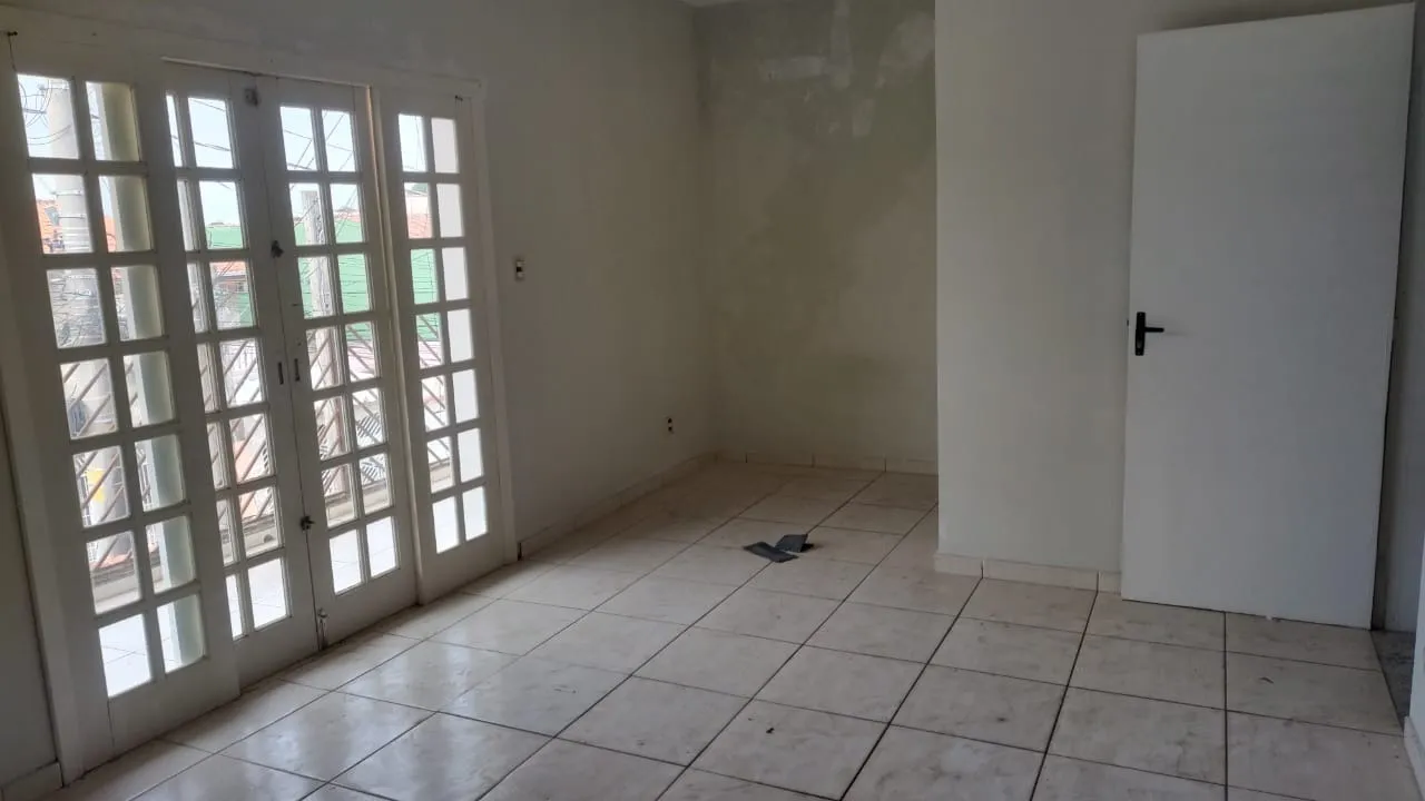 Imagem Sobrado com 4 Dormitórios e Terraço Gourmet em Localização Privilegiada