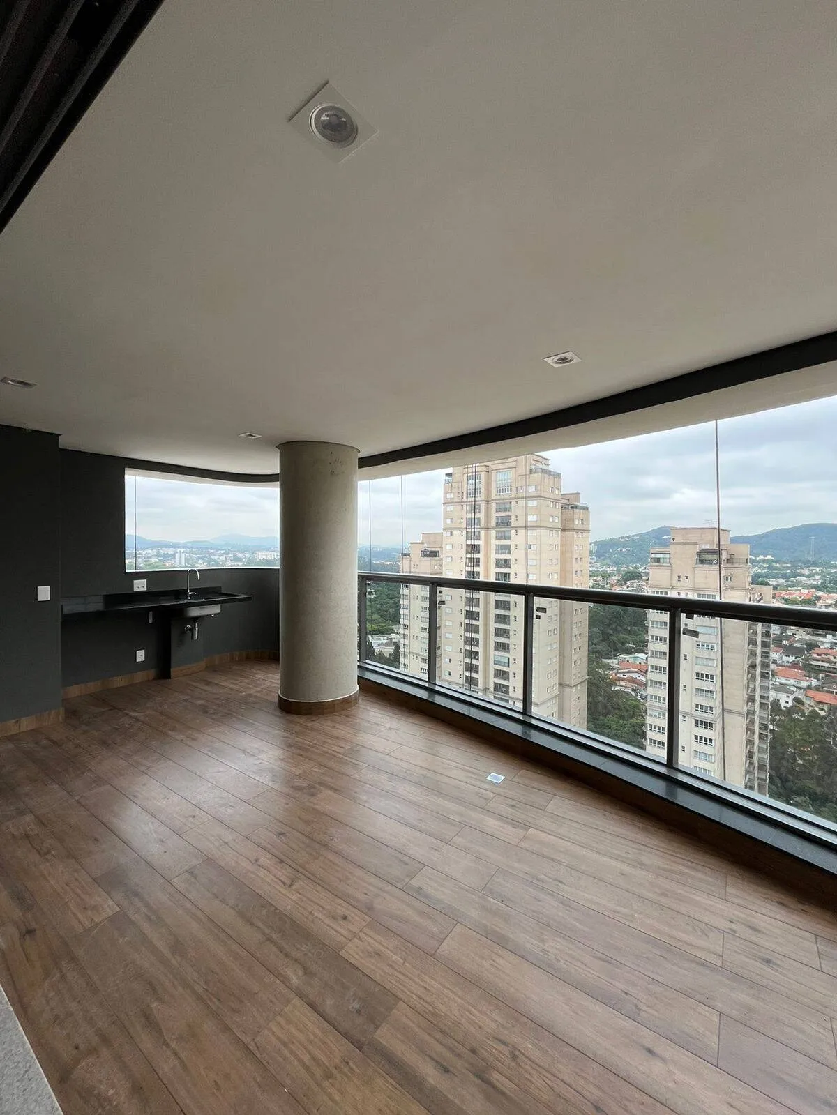 Imagem Apartamento Recém-Reformado de 4 Quartos e 3 Suítes ? 180m², 3 Vagas e Depósito