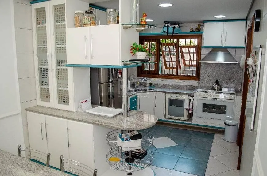 Imagem Casa com 5 dormitórios, 550 m² no Bairro Vila Jardim - Porto Alegre/RS