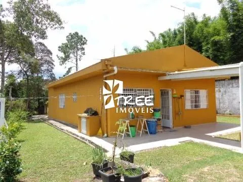 Imagem VENDA DE CHÁCARA NO COPACO, EM ARUJÁ/SP, A/T de 1.700m², A/C 150m², 3 dorm, sala com lareira, espaço c/ churrasqueira, pomar e 10 vagas. CONSULTE-NOS.