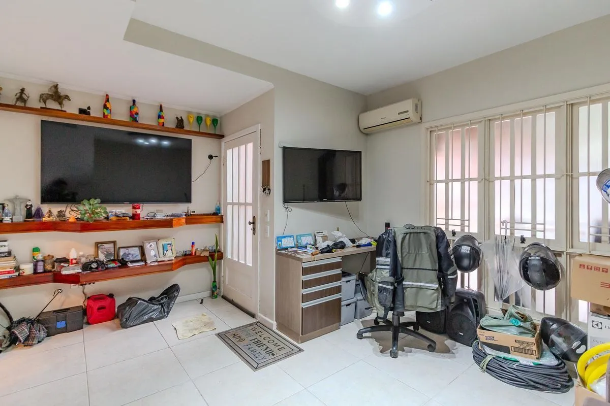 Imagem Casa de condomínio, 3 dormitórios, 1 suíte e 2 vagas cobertas no bairro Teresópolis.