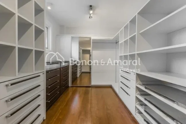 Imagem Sobrado amplo e luxuoso, com área construída de 835 m².

A residência possui no piso superior 4 ...