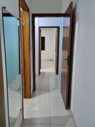 Imagem Sobrado individual à venda no Maracanã em Praia Grande-SP, com 2 dormitórios sendo suítes, sala ampla, cozinha com armários planejados, 1 lavabo, banheiro com box e gabinete, lavanderia, churrasqueira, vaga de garagem, portão em alumínio, a 150 metros da 