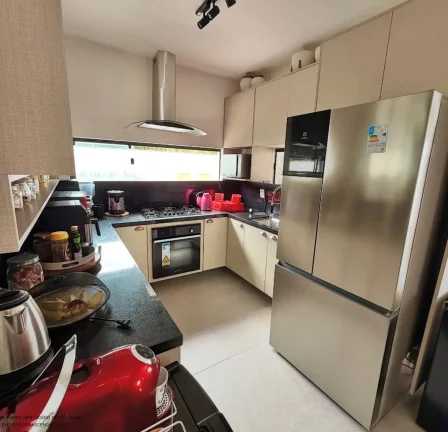 Imagem Casa em Condomínio de Alto Padrão com 4 Quartos e 2 Suítes em Catu de Abrantes, Camaçari-BA - 150m² - Imperdível!