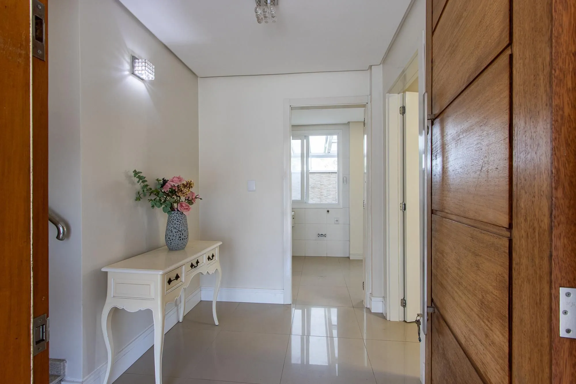 Imagem Casa de esquina à venda na Av. Copacabana | 3 dormitórios | 3 vagas |