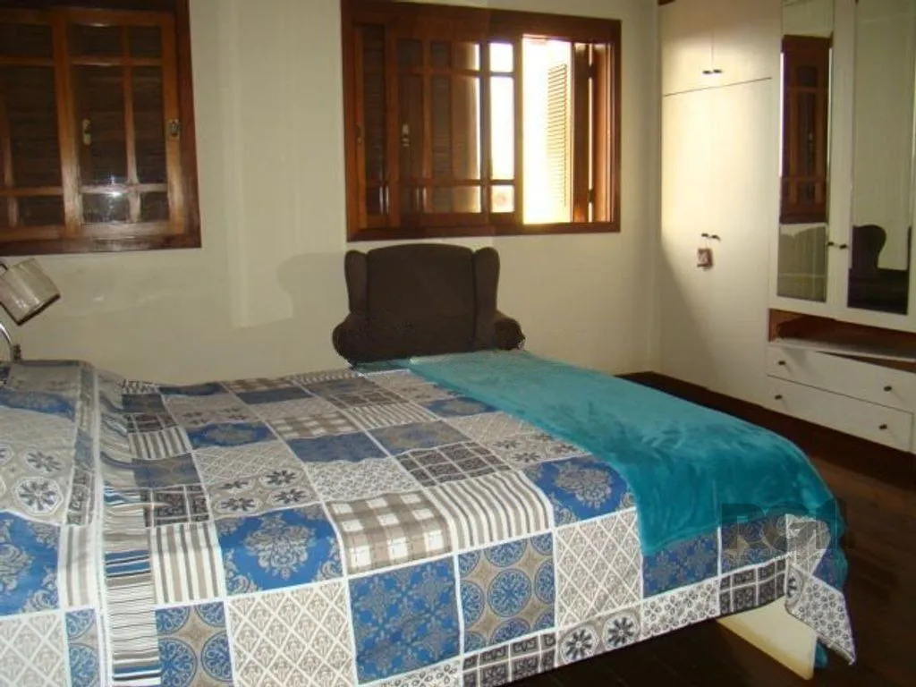 Imagem Casa de 370m² - 4 dormitórios, 2 suítes e 4 vagas de garagem no bairro Espírito Santo