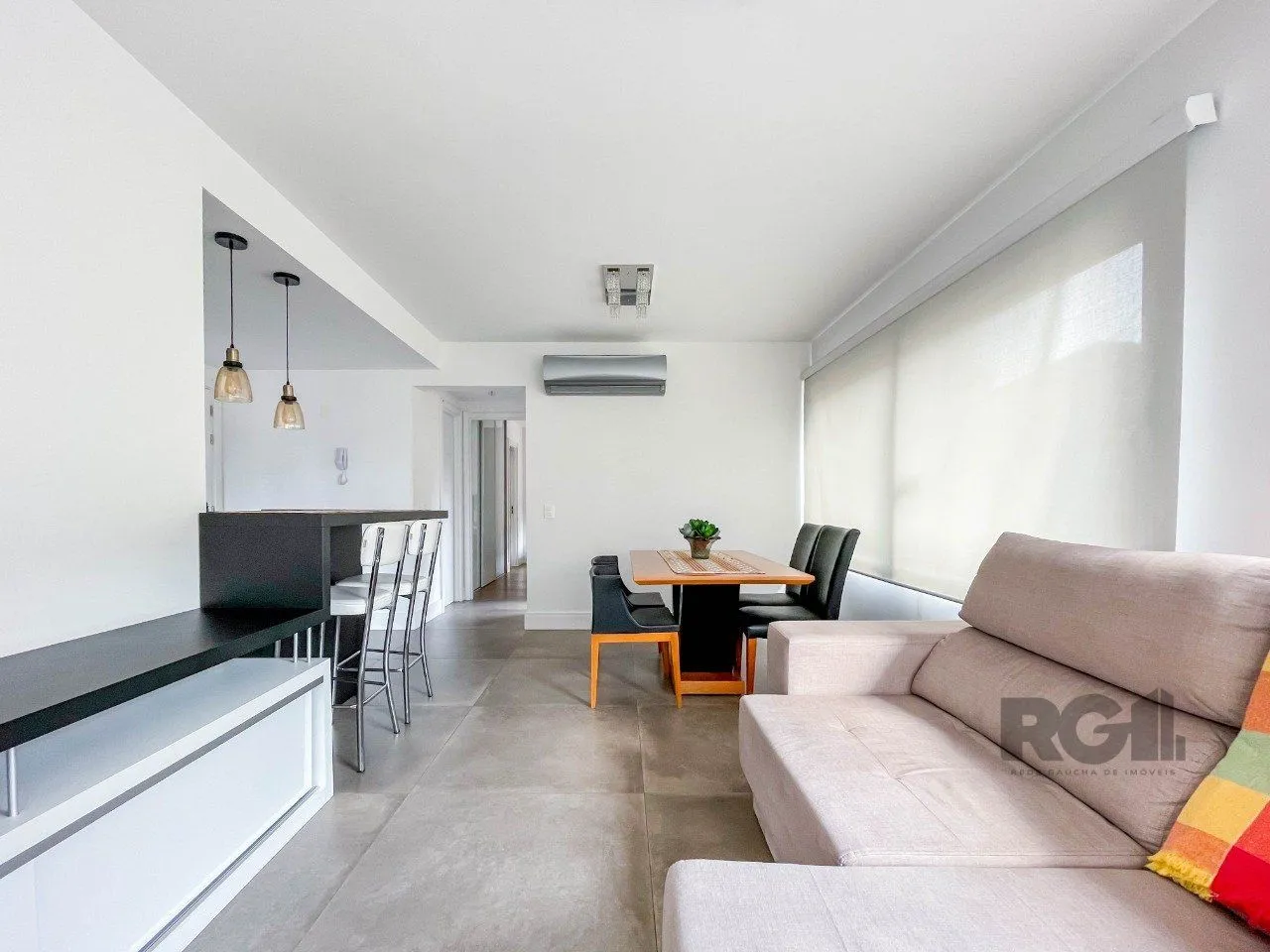 Imagem APARTAMENTO MOBILIADO 70M² DE 2 DORMITÓRIOS E 1 VAGA - BAIRRO MENINO DEUS