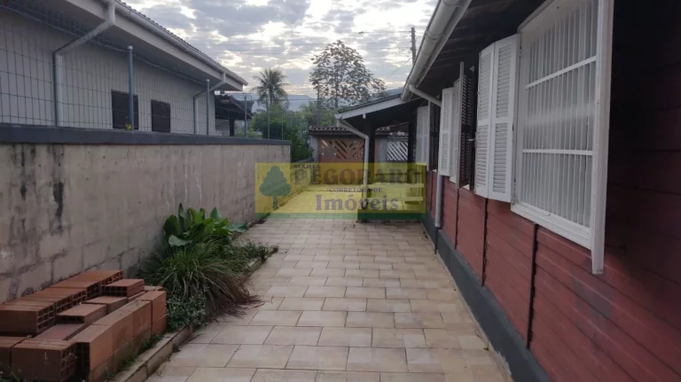 Imagem Imperdível Casa de 4 Quartos na Prainha, Caraguatatuba-SP: 2 Suítes, 2 Salas, 4 Banheiros, 4 Vagas de Garagem!