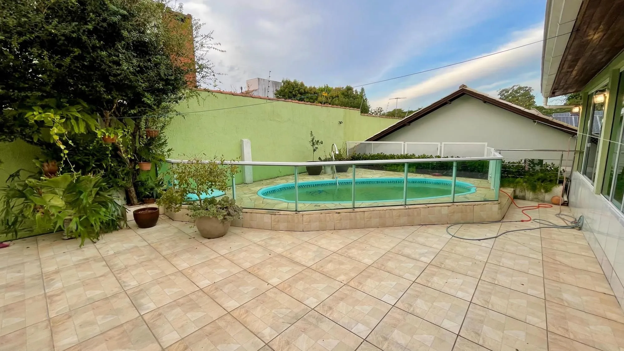 Imagem Casa térrea 100% mobiliada com 3 dormitórios, suíte, piscina e 3 vagas.