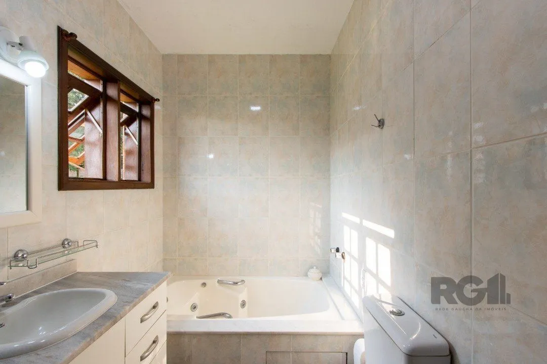 Imagem Casa para Venda - 220m², 3 dormitórios, sendo 2 suites, 5 vagas - Espirito Santo