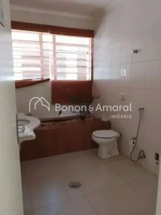 Imagem Excelente oportunidade para quem busca um imóvel amplo, bem conservado e com localização estraté...