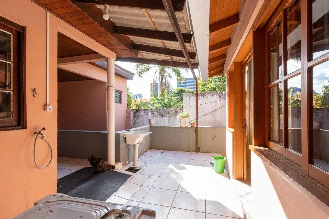 Imagem Casa para Venda - 240m², 6 dormitórios, sendo 3 suites, 2 vagas - Glória