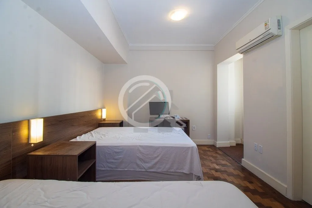 Imagem Studio totalmente mobiliado, com ar condicionado,uma cama de casal e duas camas de solteiro, banheir...