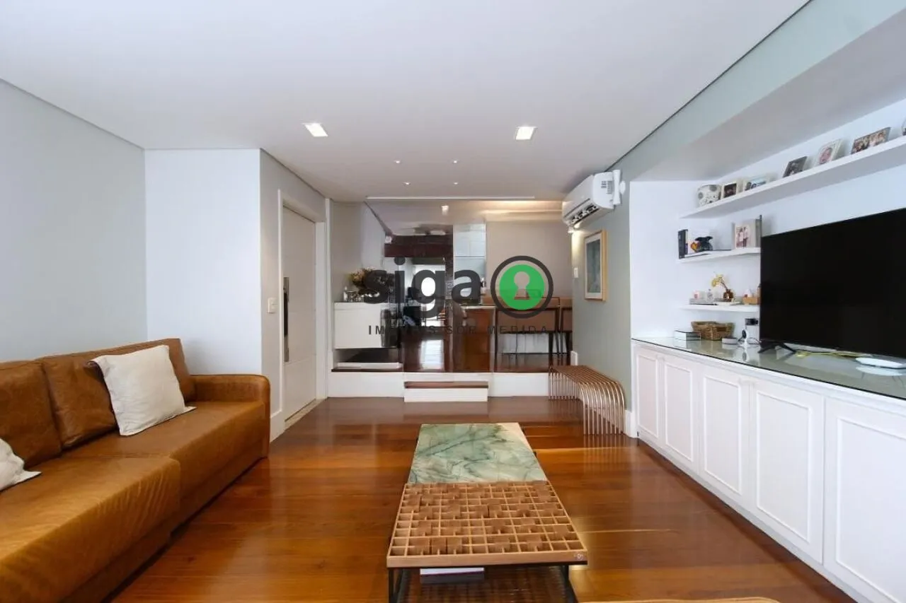 Imagem Apartamento sofisticado em Moema com reforma impecável e 2 vagas fixas.