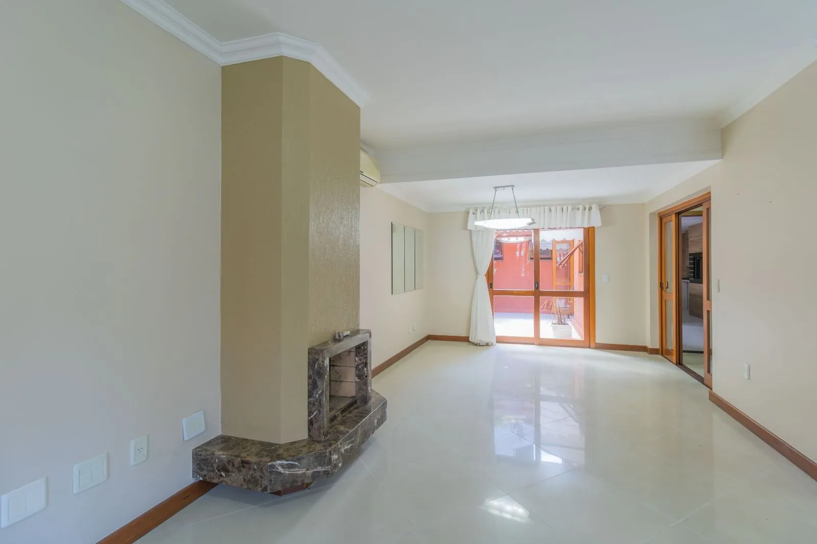 Imagem Casa Condominio para Venda - 286.89m², 4 dormitórios, sendo 2 suites, 2 vagas - Cristal