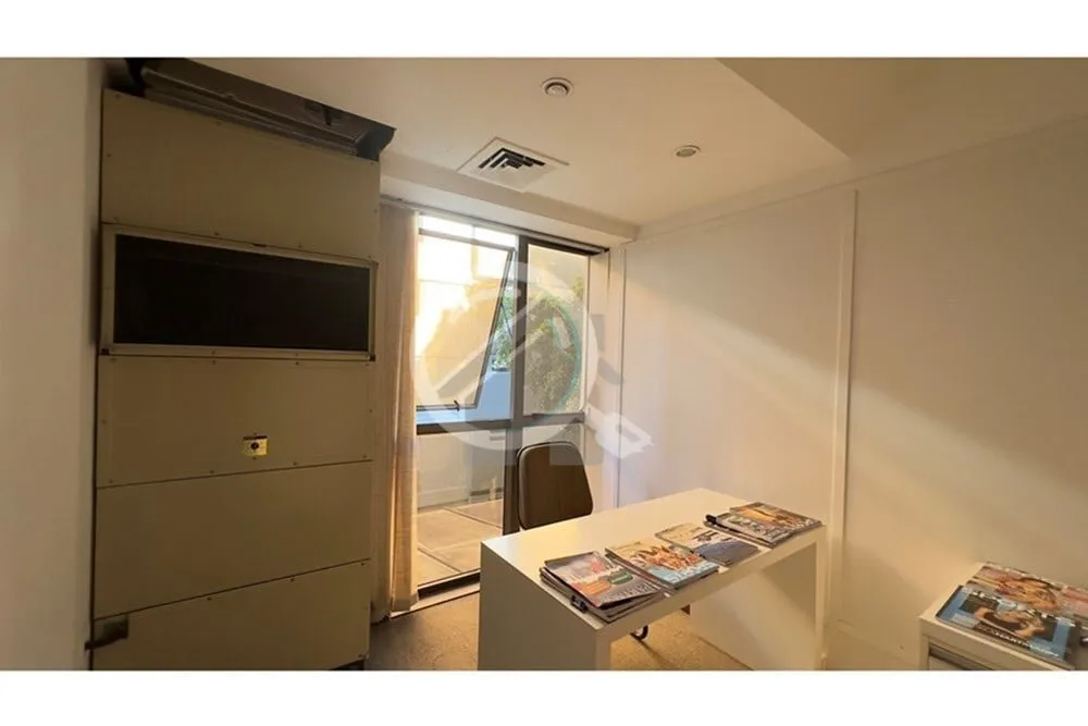 Imagem No Bairro Petrópolis, na Avenida Carlos Gomes,281 sala comercial, 45m² , desocupado, com recepçã...