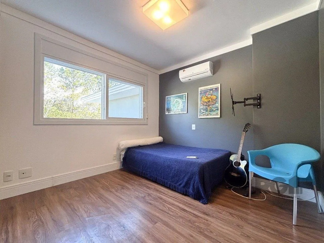 Imagem Casa em condomínio com pátio, piscina, 3 suítes e 2 vagas