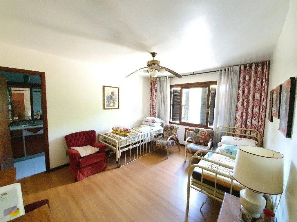 Imagem Casa de 333m² com 4 dormitórios, pátio com piscina, espaço gourmet com churrasqueira e 4 vaga de garagem no bairro Passo da Areia
