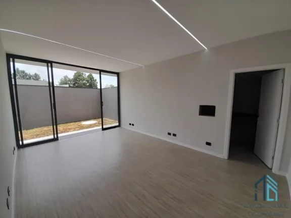 Imagem Casa térrea com terreno amplo, 03 suítes, 03 vagas em São José dos Pinhais PR