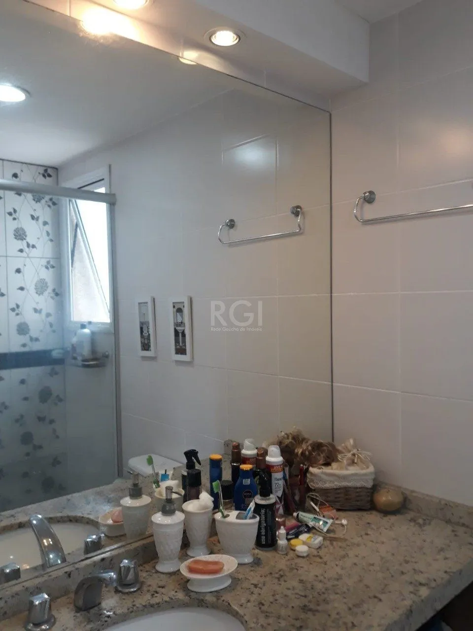 Imagem Apartamento de três dormitórios, suíte e uma vaga de garagem no bairro Cristo Redentor em Porto Alegre.