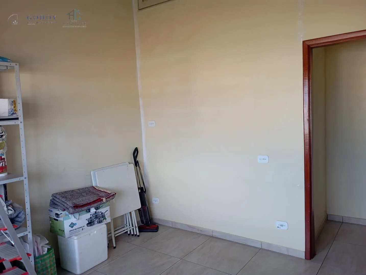 Imagem Imperdível! Sobrado com Suíte no Térreo + 2 Quartos e Garagem p/ 2 Carros.