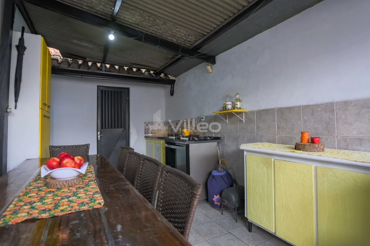 Imagem Casa de esquina com 2 casas no mesmo terreno, ideal para morar com a família ou ter uma segunda ren...