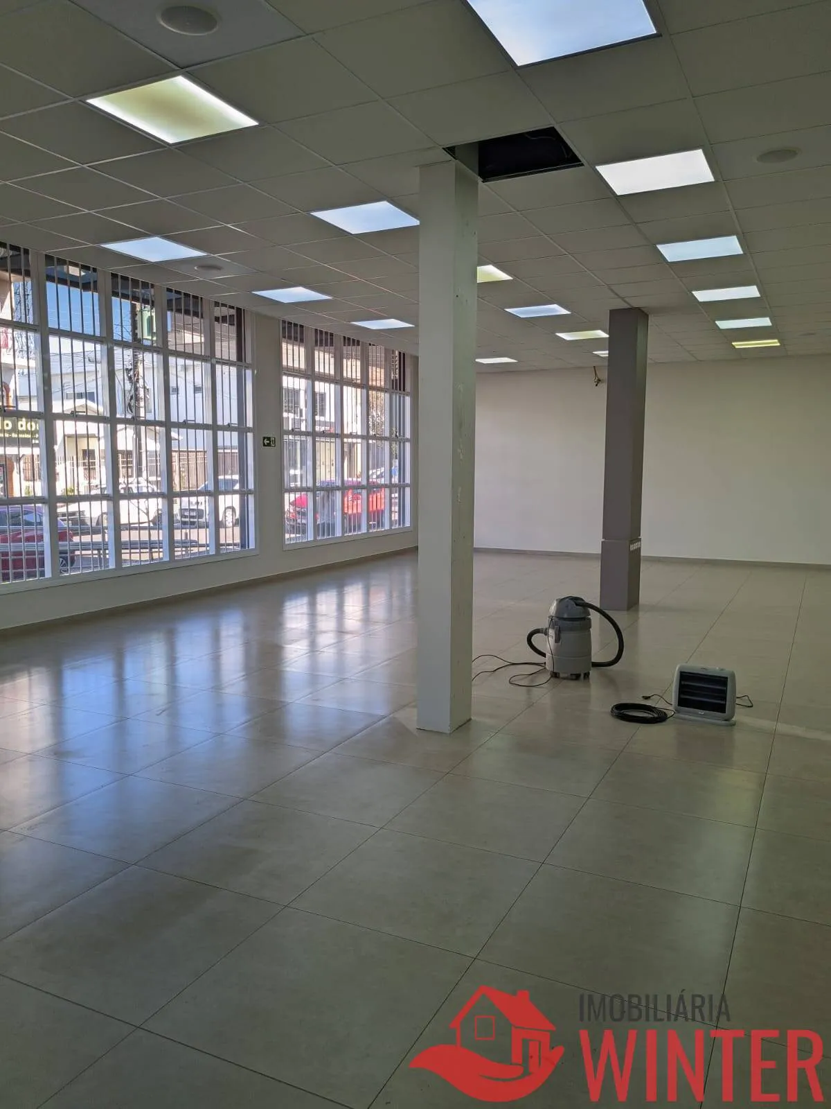 Imagem Sala de esquina terrea com 210m2