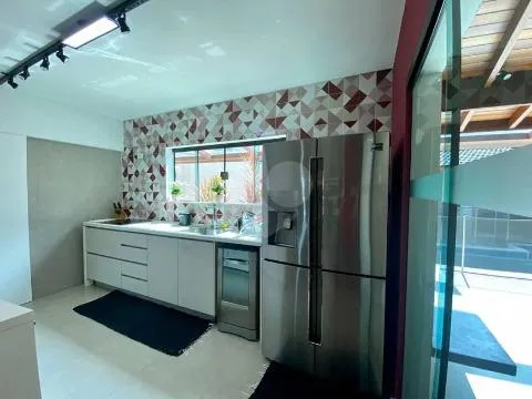 Imagem VENDA DE SOBRADO NO JARDIM VIRGINIA BIANCA, EM SÃO PAULO/SP, 293m² com 3 suítes, sala com lareira, churrasqueira, piscina e 06 vagas. CONSULTE-NOS.