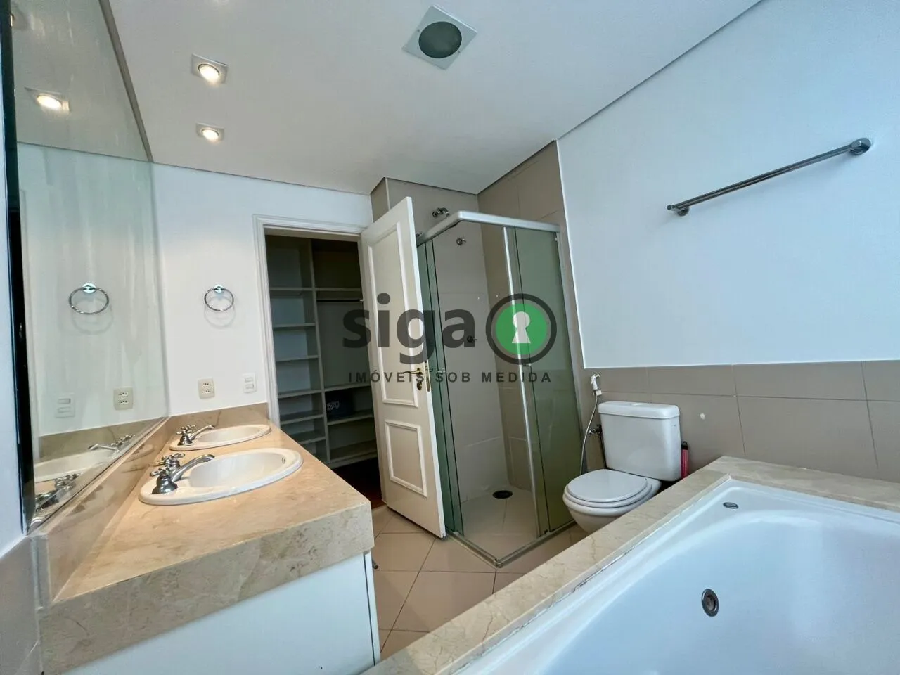 Imagem Apartamento de 260m2, com 4 suítes e 4 vagas no coração do Panamby