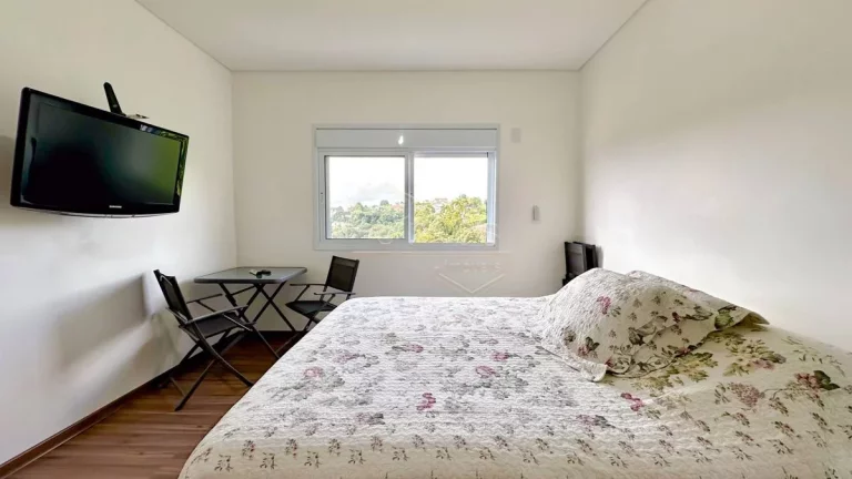 Imagem Residência com Arquitetura Imponente e Vista Permanente