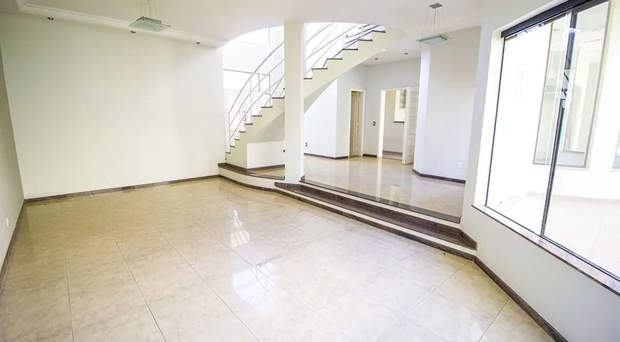 Imagem Excelente Sobrado no Residencial Granja Olga 1