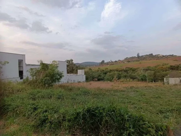 Imagem Construa a Casa dos Seus Sonhos: Lote de 940m2 em Condomínio Fechado