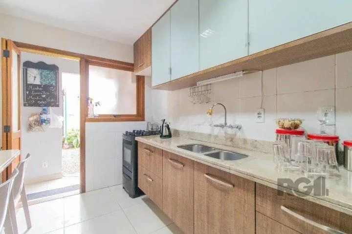 Imagem Casa em condomínio na zona sul, 3 quartos, suíte, lareira, churrasqueira, 2 vagas de garagem coberta.