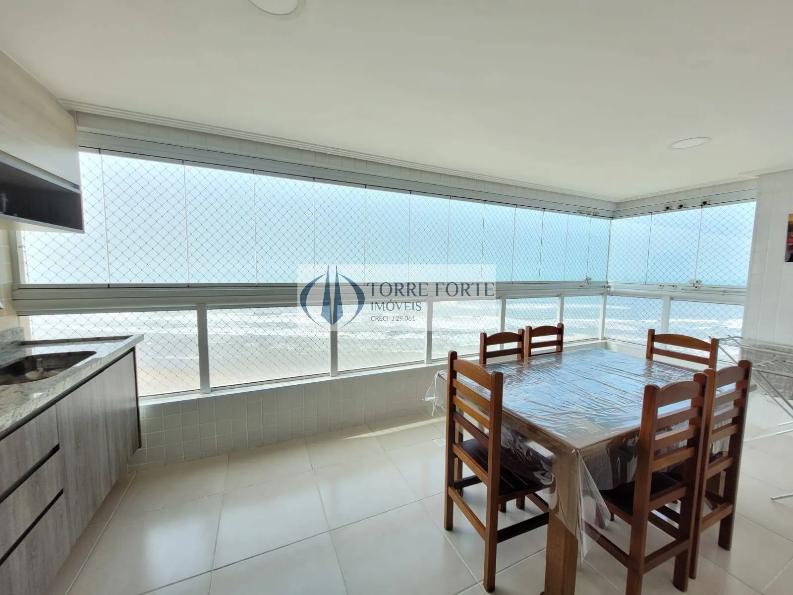 Foto do imóvel Maravilhoso apartamento 3 dormitórios, 1 suíte, 2 vagas pé na areia em Rua das Palmas