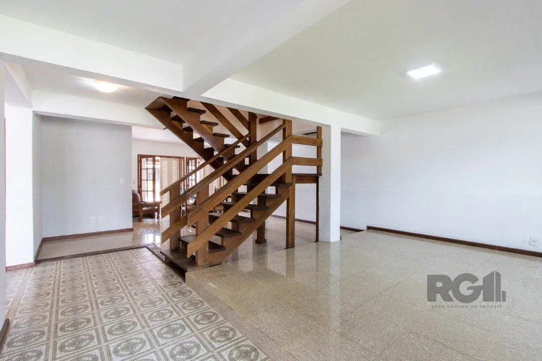 Imagem Com 4 dormitórios, incluindo uma suíte, é perfeita para acomodar toda a sua família.