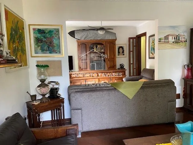 Imagem Amplo apartamento 165M² à venda com 4 dormitórios, sendo 2 suítes, living para 3 ambientes, cozinha com armários embutidos e área de serviço com quarto e banheiro. Conta com 2 vagas de garagem.