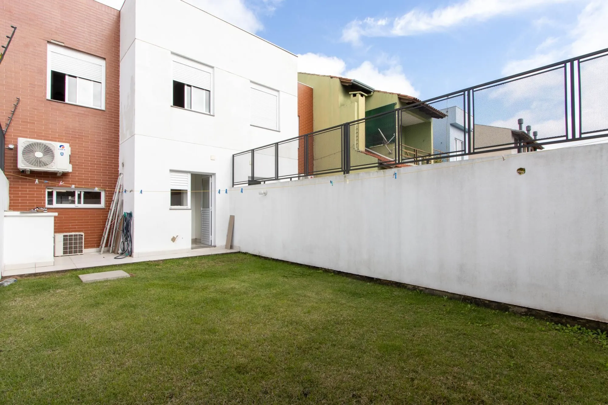 Imagem Sobrado para Venda - 95,16m², 3 dormitórios, sendo 1 suites, 2 vagas - Hípica