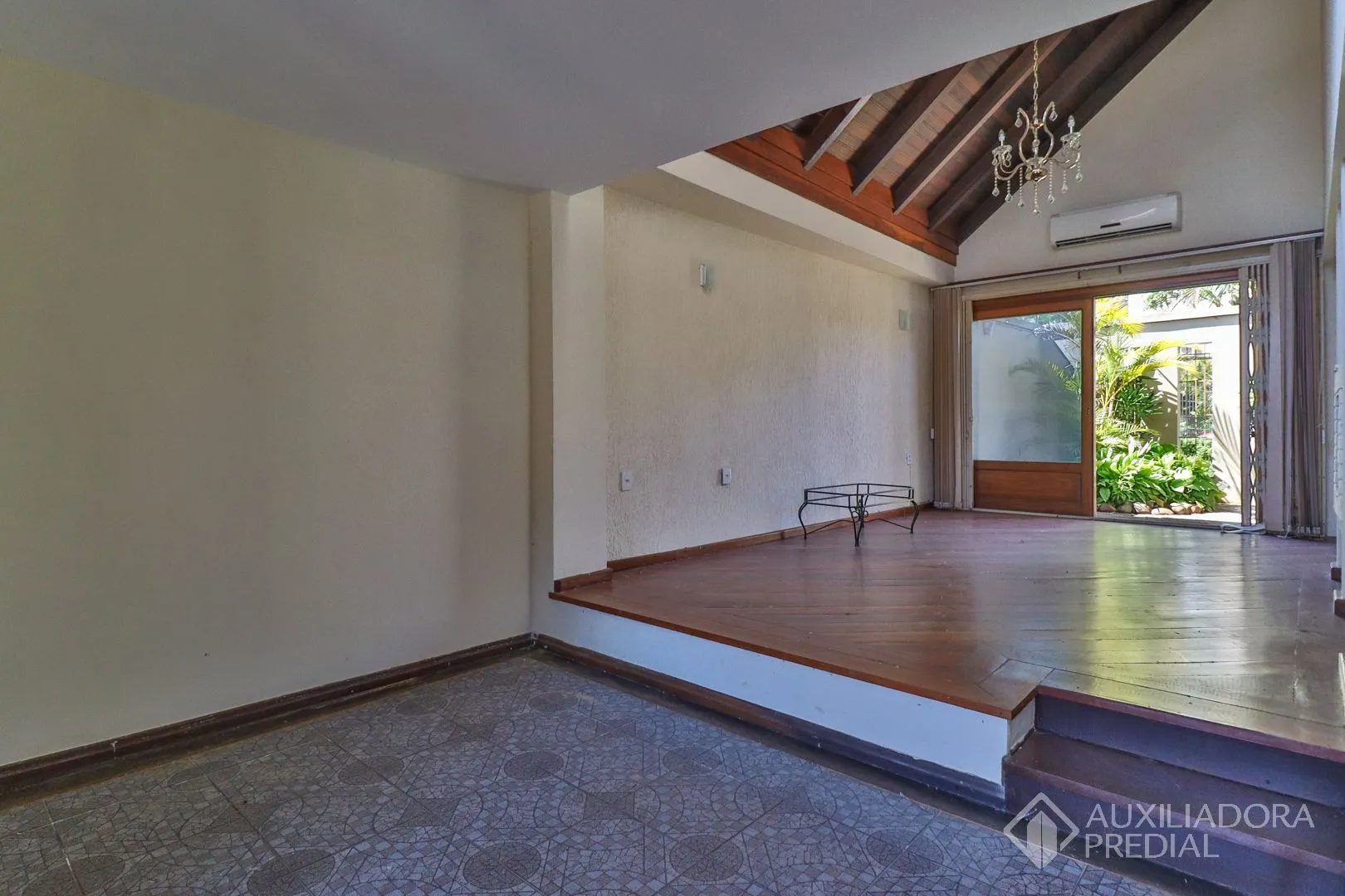 Imagem Excelente casa com 5 dormitórios no bairro Cristal