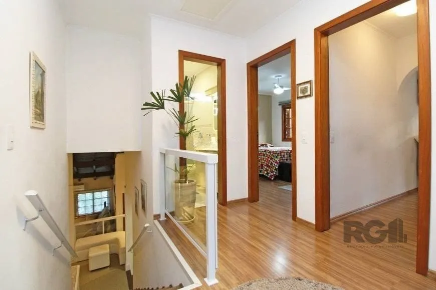 Imagem Casa 245m² - 3 dormitórios, 4 vagas no bairro Cavalhada
