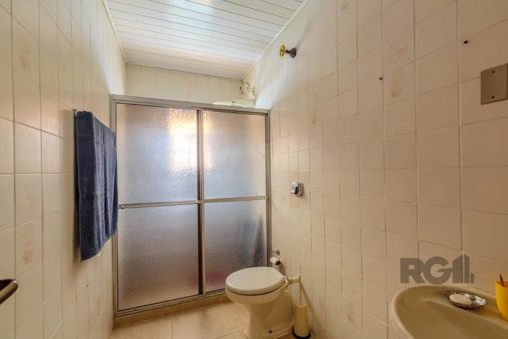 Imagem Casa 253m², 3 suítes, pátio, churrasqueira e vaga de garagem para 4 carros no bairro Nonoai