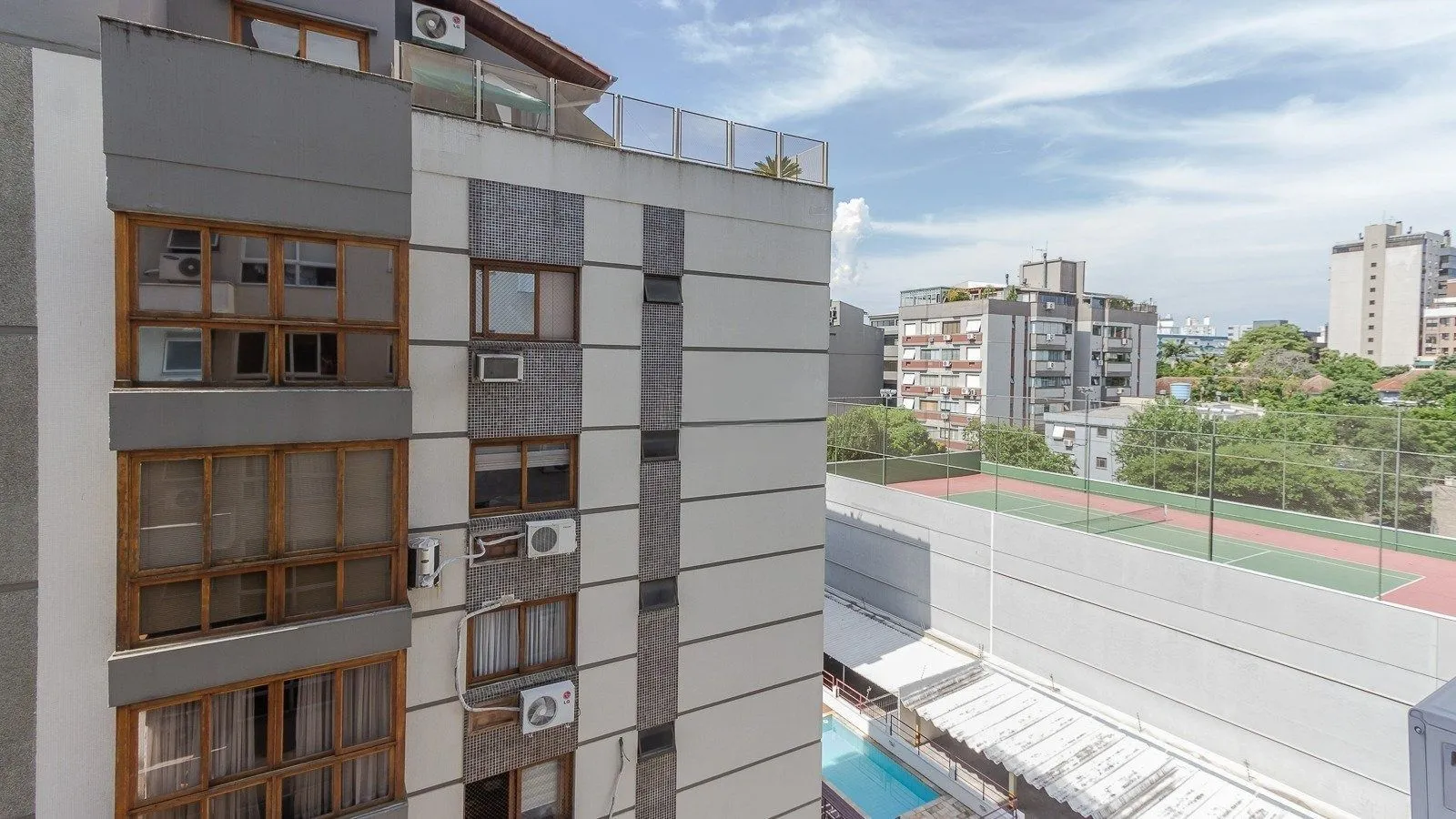 Imagem Apartamento 2 dormitórios, 1 suíte, 2 vagas, Petrópolis, Porto Alegre.