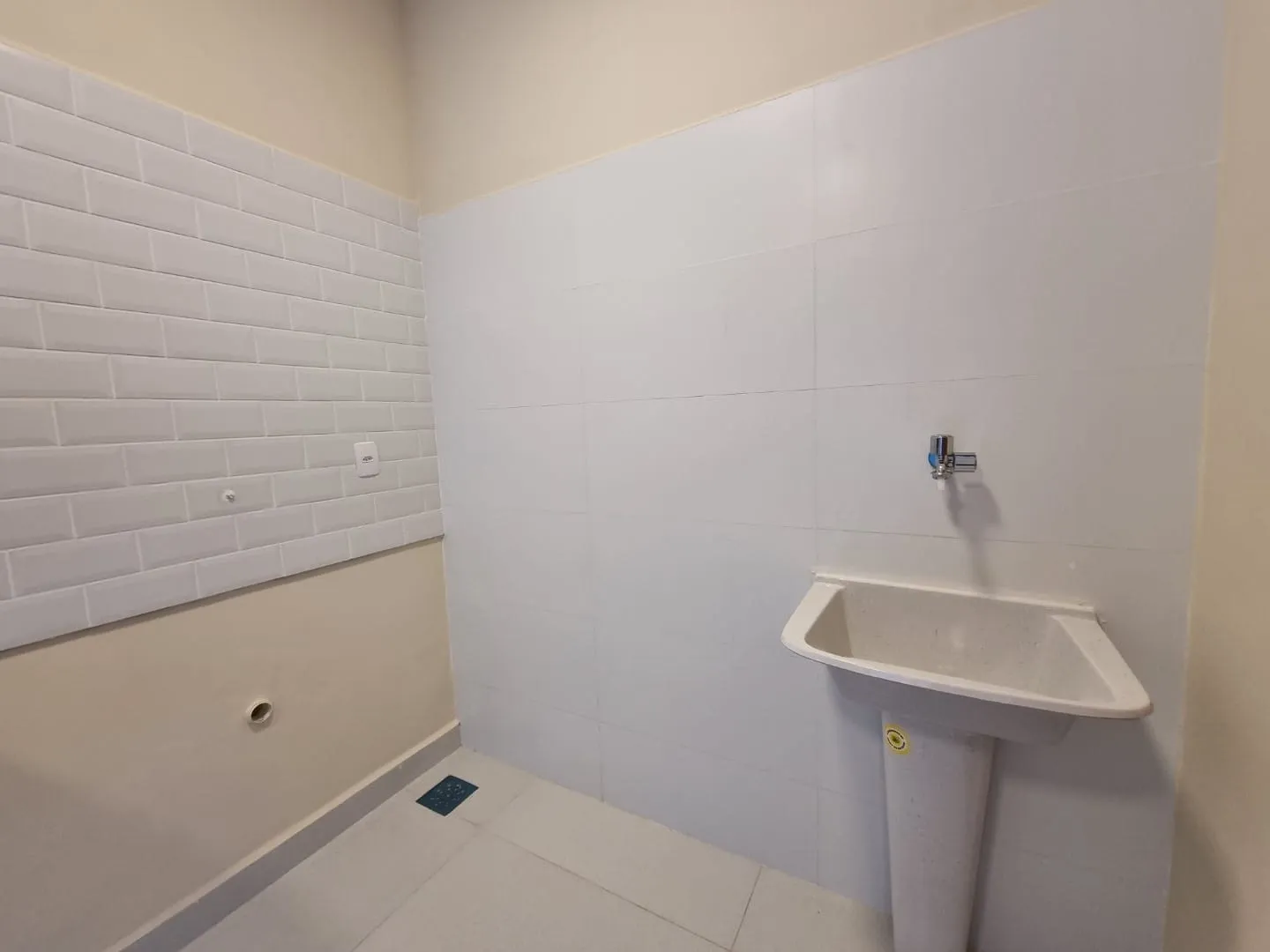 Imagem Exclusiva Casa Moderna no Condomínio Vila Romana: Ambientes Integrados, Área Gourmet, Suíte Ampla e Detalhes em LED para Conforto e Sofisticação