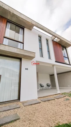 Imagem Belissíma Casa moderna 2 pavimentos com 3 Suite 2 vgas,.