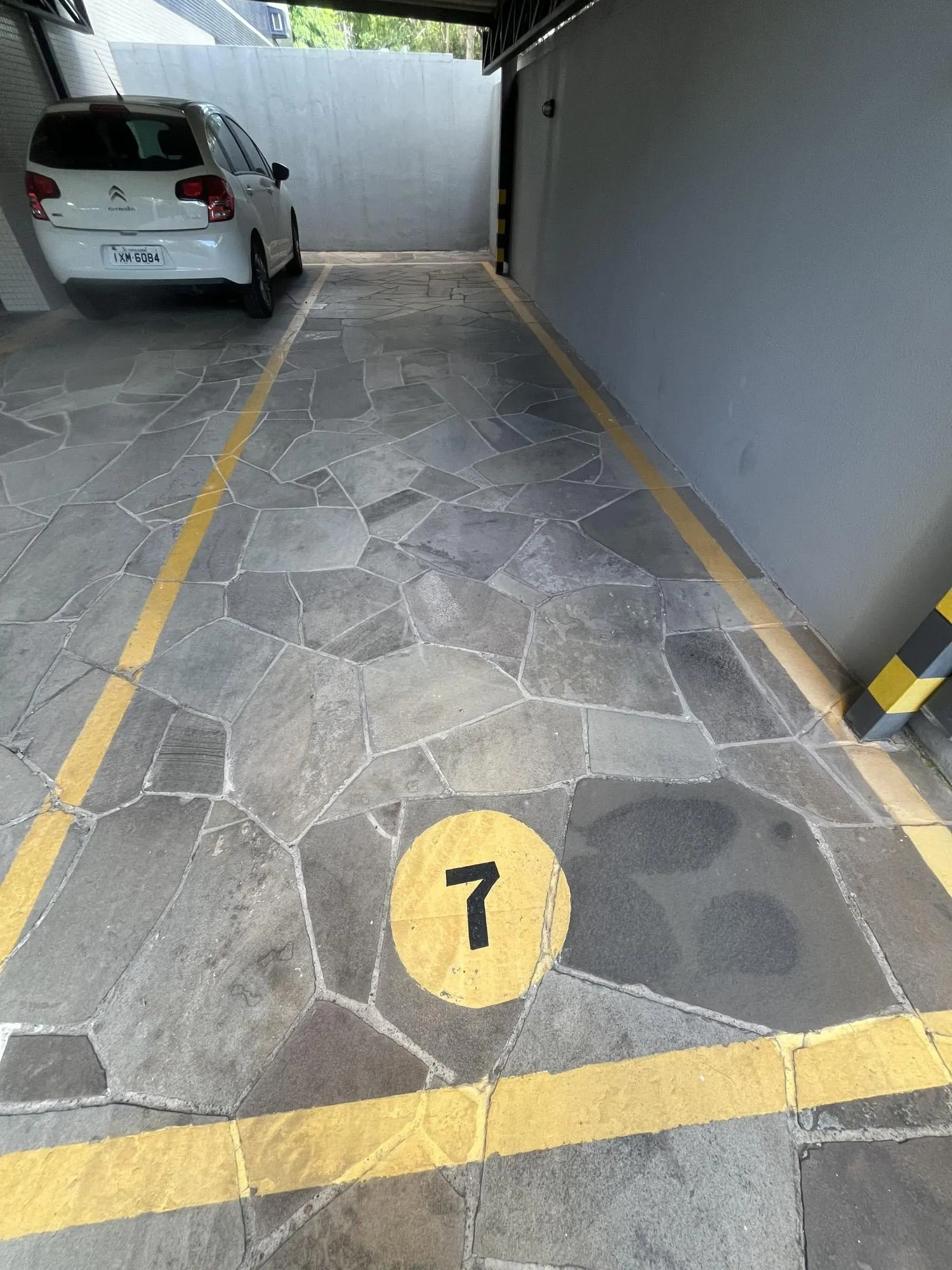 Imagem Apartamento de 3 quartos, suíte e 2 vagas de garagem no bairro Santana em POA